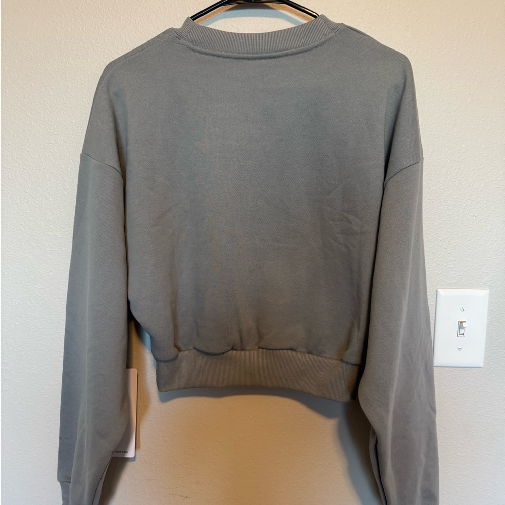ALO Yoga Lunar Gray Cropped Hoodie NWT Size Medium - Picture 9 of 10